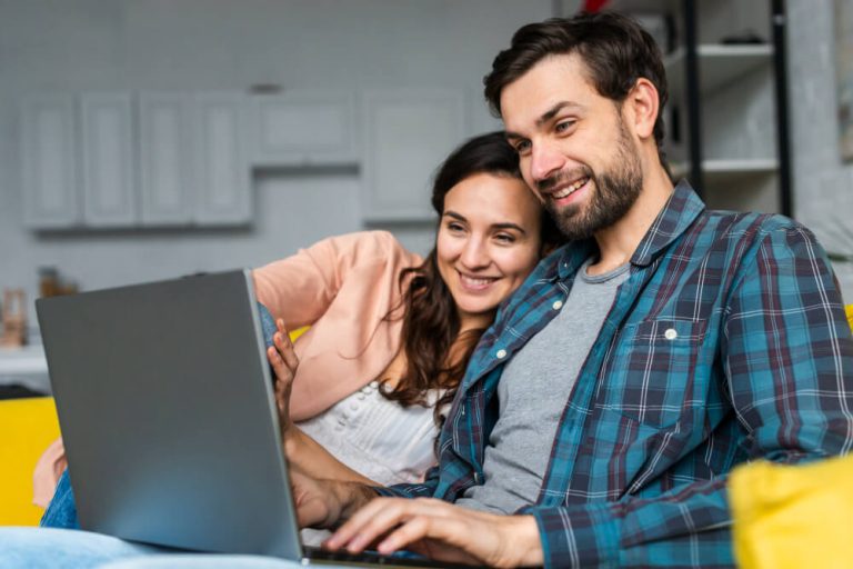 Latinos averiguando sobre el obama care